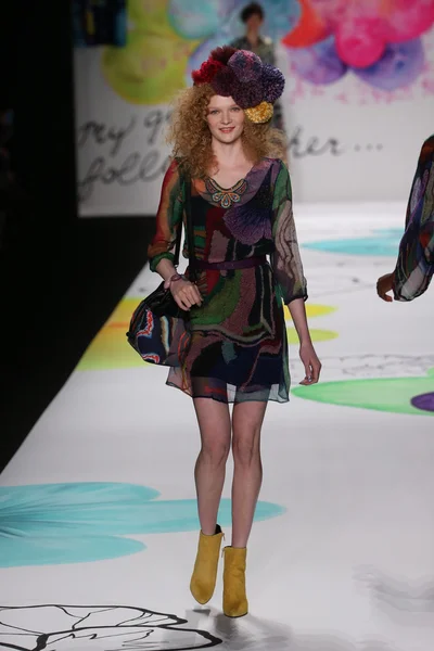 Desigual pokaz mody podczas Mercedes-Benz Fashion Week — Zdjęcie stockowe