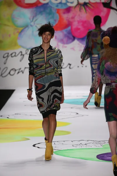 Desigual pokaz mody podczas Mercedes-Benz Fashion Week — Zdjęcie stockowe