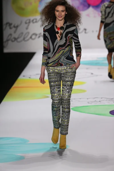 Desigual desfile de moda durante la Semana de la Moda Mercedes-Benz —  Fotos de Stock