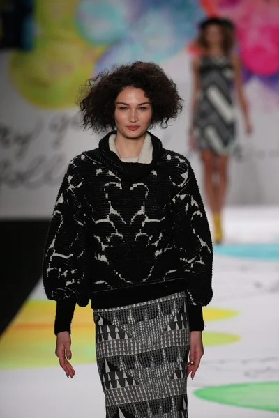 Desigual pokaz mody podczas Mercedes-Benz Fashion Week — Zdjęcie stockowe