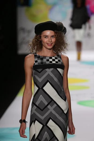 Desigual pokaz mody podczas Mercedes-Benz Fashion Week — Zdjęcie stockowe