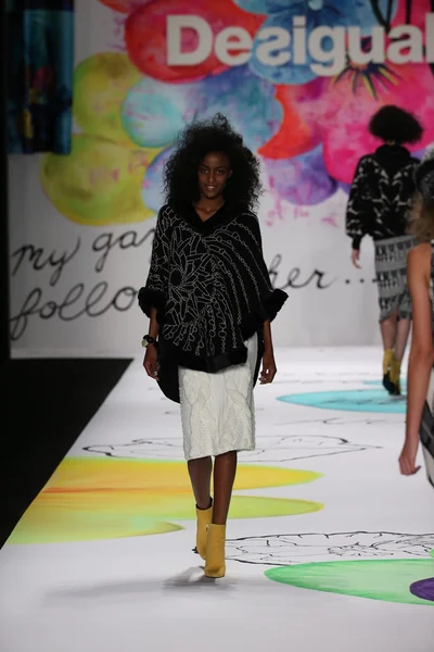 Desigual desfile de moda durante Mercedes-Benz Fashion Week — Fotografia de Stock