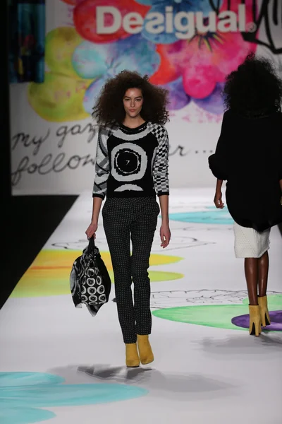 Desigual fashion show during Mercedes-Benz Fashion Week — Stock Photo, Image