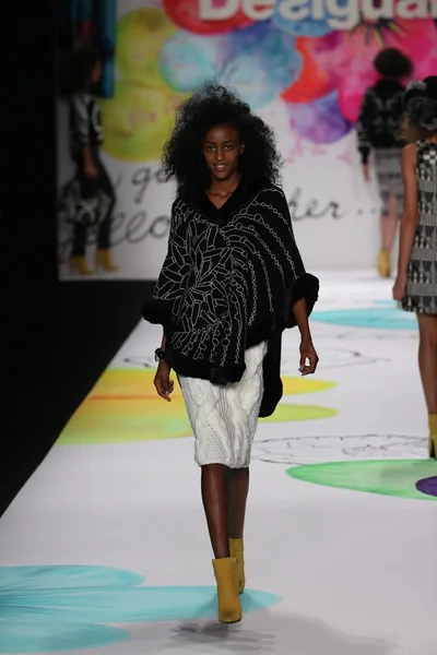 Desigual modevisning under Mercedes-Benz Fashion Week — Stockfoto