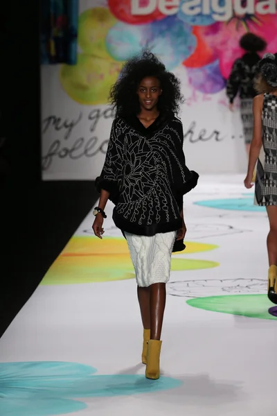 Desigual modevisning under Mercedes-Benz Fashion Week — Stockfoto