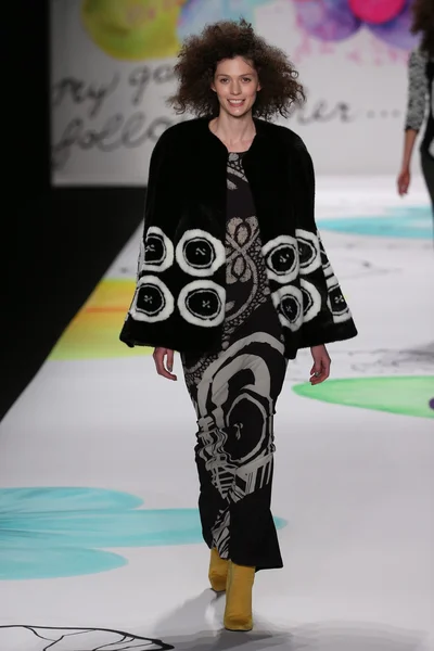 Desigual pokaz mody podczas Mercedes-Benz Fashion Week — Zdjęcie stockowe