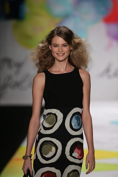 Behati Prinsloo op de Desigual fashion show — Stockfoto