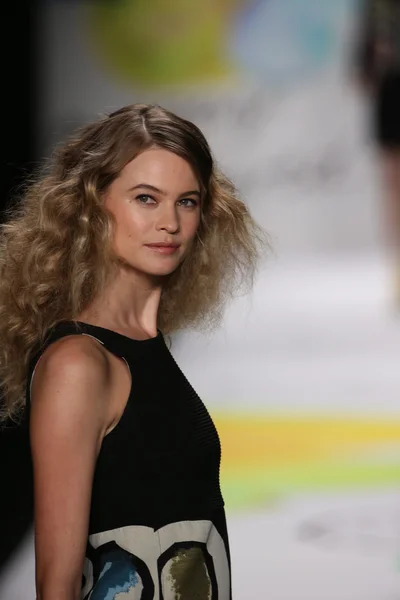 Behati Prinsloo Desigual pokaz mody — Zdjęcie stockowe