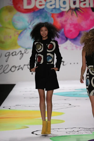 Desigual desfile de moda durante Mercedes-Benz Fashion Week — Fotografia de Stock