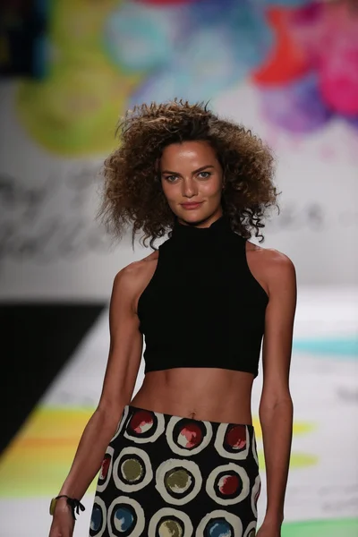 Desigual pokaz mody podczas Mercedes-Benz Fashion Week — Zdjęcie stockowe