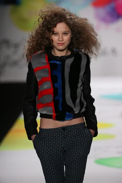 Desigual pokaz mody podczas Mercedes-Benz Fashion Week — Zdjęcie stockowe