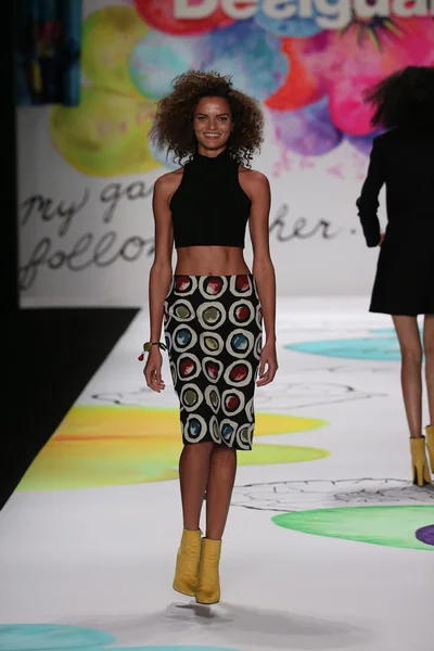 Desigual pokaz mody podczas Mercedes-Benz Fashion Week — Zdjęcie stockowe