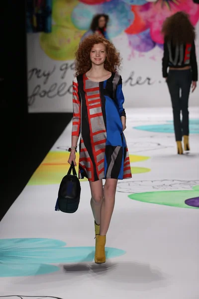 Desigual pokaz mody podczas Mercedes-Benz Fashion Week — Zdjęcie stockowe