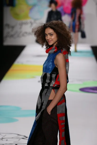 Desigual pokaz mody podczas Mercedes-Benz Fashion Week — Zdjęcie stockowe