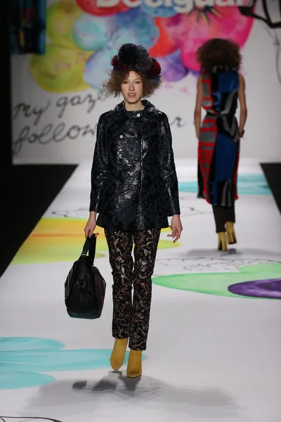 Desigual-Modenschau während der mercedes-benz fashion week — Stockfoto