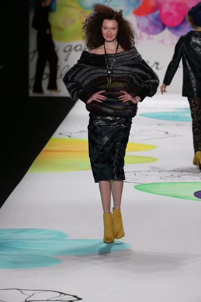 Desigual pokaz mody podczas Mercedes-Benz Fashion Week — Zdjęcie stockowe