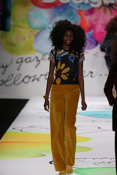 Desigual desfile de moda durante la Semana de la Moda Mercedes-Benz —  Fotos de Stock