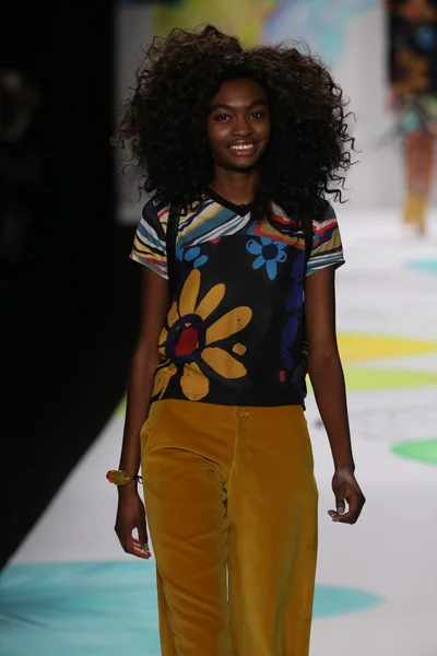 Desigual pokaz mody podczas Mercedes-Benz Fashion Week — Zdjęcie stockowe