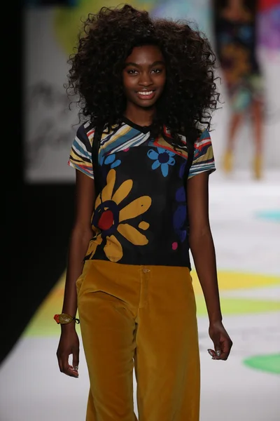 Sfilata di moda Desigual durante la Mercedes-Benz Fashion Week — Foto Stock