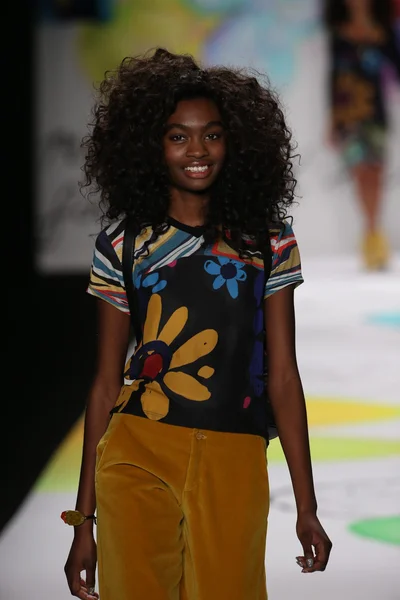 Sfilata di moda Desigual durante la Mercedes-Benz Fashion Week — Foto Stock