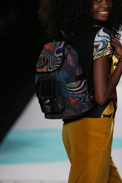 Sfilata di moda Desigual durante la Mercedes-Benz Fashion Week — Foto Stock