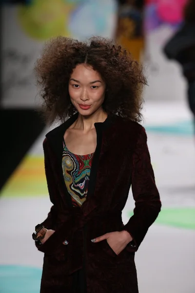 Desigual fashion show during Mercedes-Benz Fashion Week — Stock Photo, Image