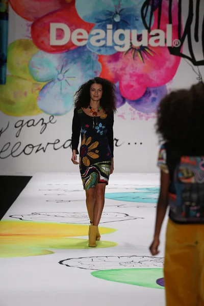 Desigual-Modenschau während der mercedes-benz fashion week — Stockfoto