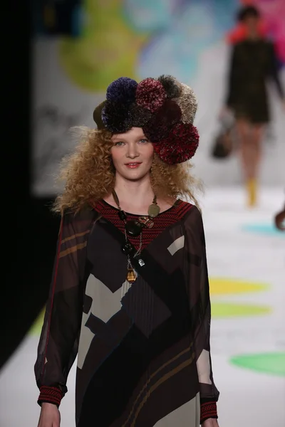 Desigual pokaz mody podczas Mercedes-Benz Fashion Week — Zdjęcie stockowe