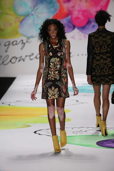 Winnie Harlow Desigual moda gösterisi — Stok fotoğraf