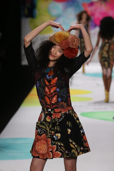 Desigual-Modenschau während der mercedes-benz fashion week — Stockfoto