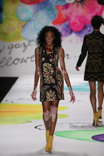 Winnie Harlow Desigual moda gösterisi — Stok fotoğraf