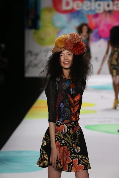 Desigual desfile de moda durante la Semana de la Moda Mercedes-Benz —  Fotos de Stock