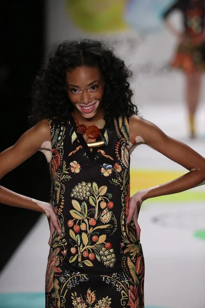 Winnie Harlow na módní přehlídce Desigual — Stock fotografie