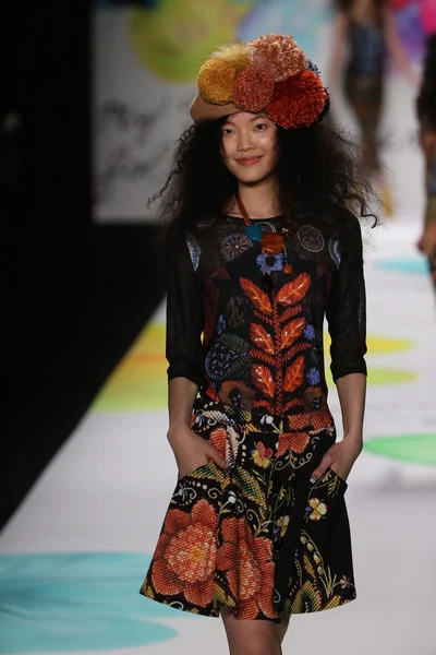 Desigual-Modenschau während der mercedes-benz fashion week — Stockfoto