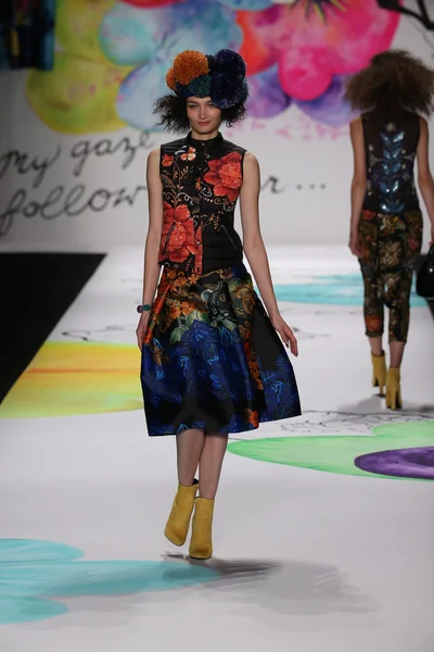 Desigual pokaz mody podczas Mercedes-Benz Fashion Week — Zdjęcie stockowe