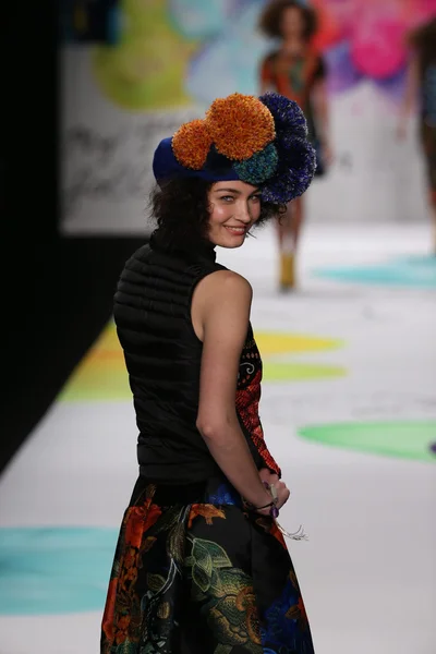 メルセデス ・ ベンツ ・ ファッション ・ ウィーク中に Desigual ファッションショー — ストック写真