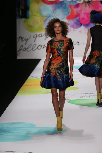 Desigual-Modenschau während der mercedes-benz fashion week — Stockfoto