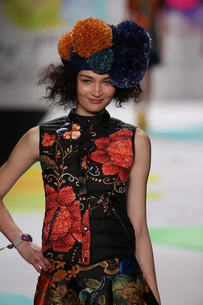 Desigual pokaz mody podczas Mercedes-Benz Fashion Week — Zdjęcie stockowe