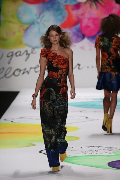 Behati Prinsloo en el desfile de moda Desigual —  Fotos de Stock