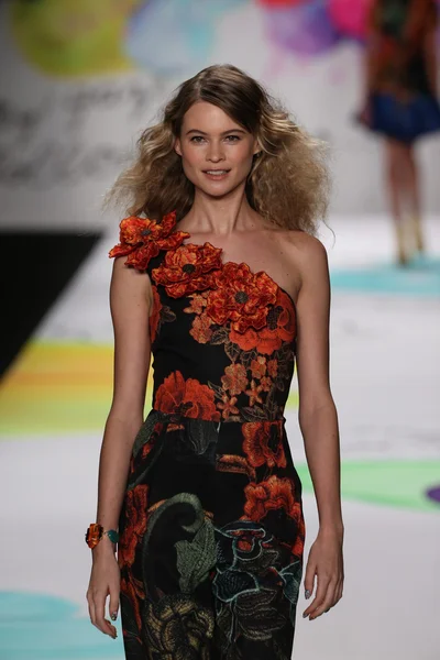 Behati Prinsloo en el desfile de moda Desigual — Foto de Stock