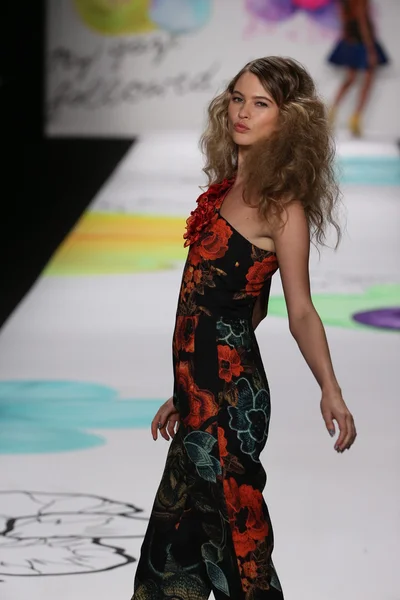 Behati Prinsloo Desigual pokaz mody — Zdjęcie stockowe