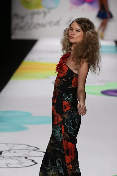 Behati Prinsloo op de Desigual fashion show — Stockfoto