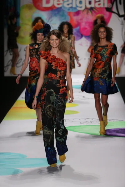 Behati Prinsloo en el desfile de moda Desigual —  Fotos de Stock