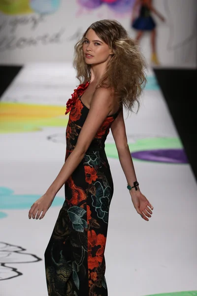 Behati Prinsloo no desfile de moda Desigual — Fotografia de Stock