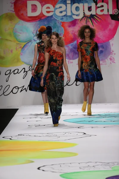 Behati Prinsloo en el desfile de moda Desigual —  Fotos de Stock
