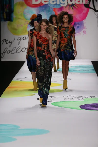 Behati Prinsloo en el desfile de moda Desigual — Foto de Stock