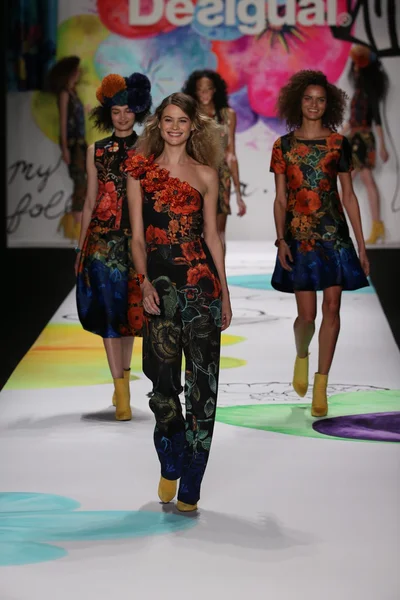 Behati prinsloo auf der Desigual Fashion Show — Stockfoto