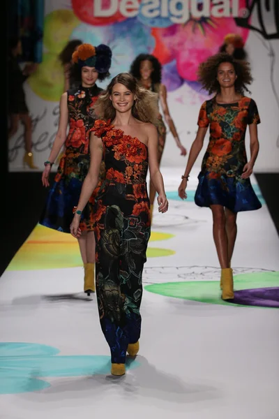 Behati Prinsloo op de Desigual fashion show — Stockfoto
