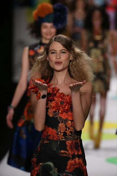 Behati Prinsloo en el desfile de moda Desigual — Foto de Stock