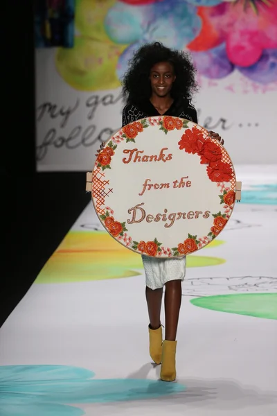 Desigual modeshow tijdens de Mercedes-Benz Fashion Week — Stockfoto